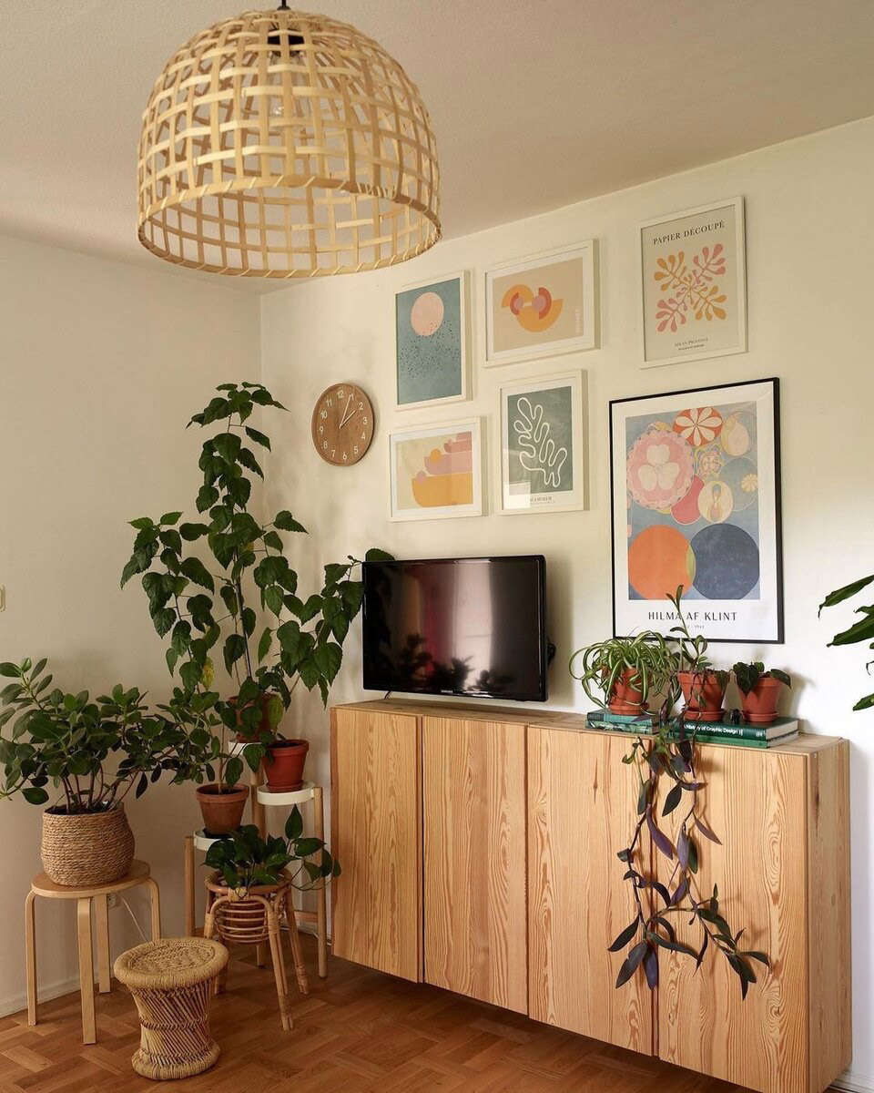 Life in a Small Apartment: A Woman Shares Her Modest but Inspiring Home