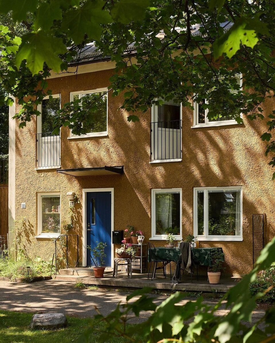 Life in a Small Apartment: A Woman Shares Her Modest but Inspiring Home