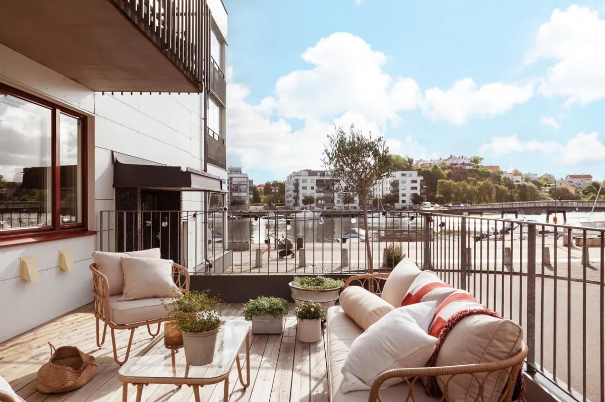 Scandinavian-style patio in Gothenburg studio apartment