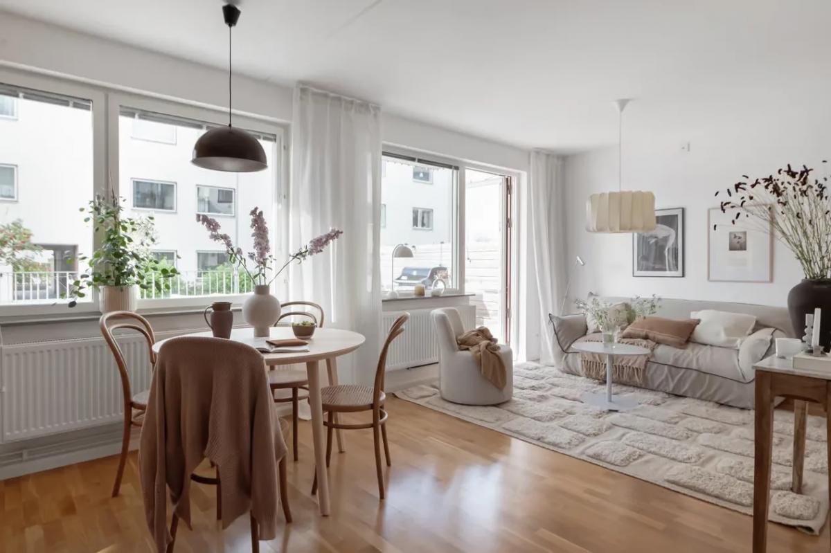 Dining area with round table in Swedish studio apartment