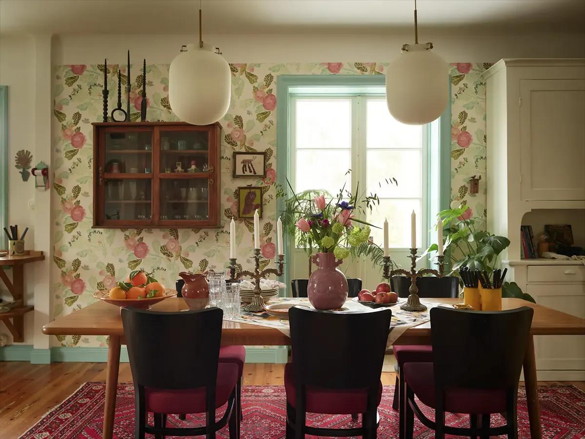Large table with candlesticks