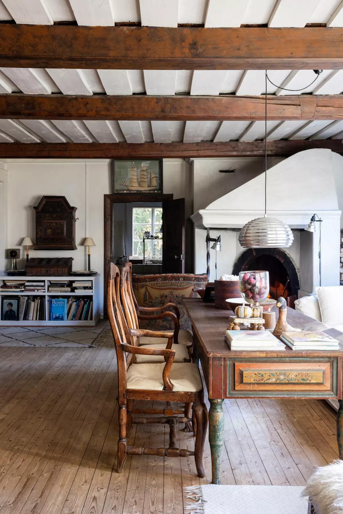 Rustic farmhouse dining table in the Finnish living room