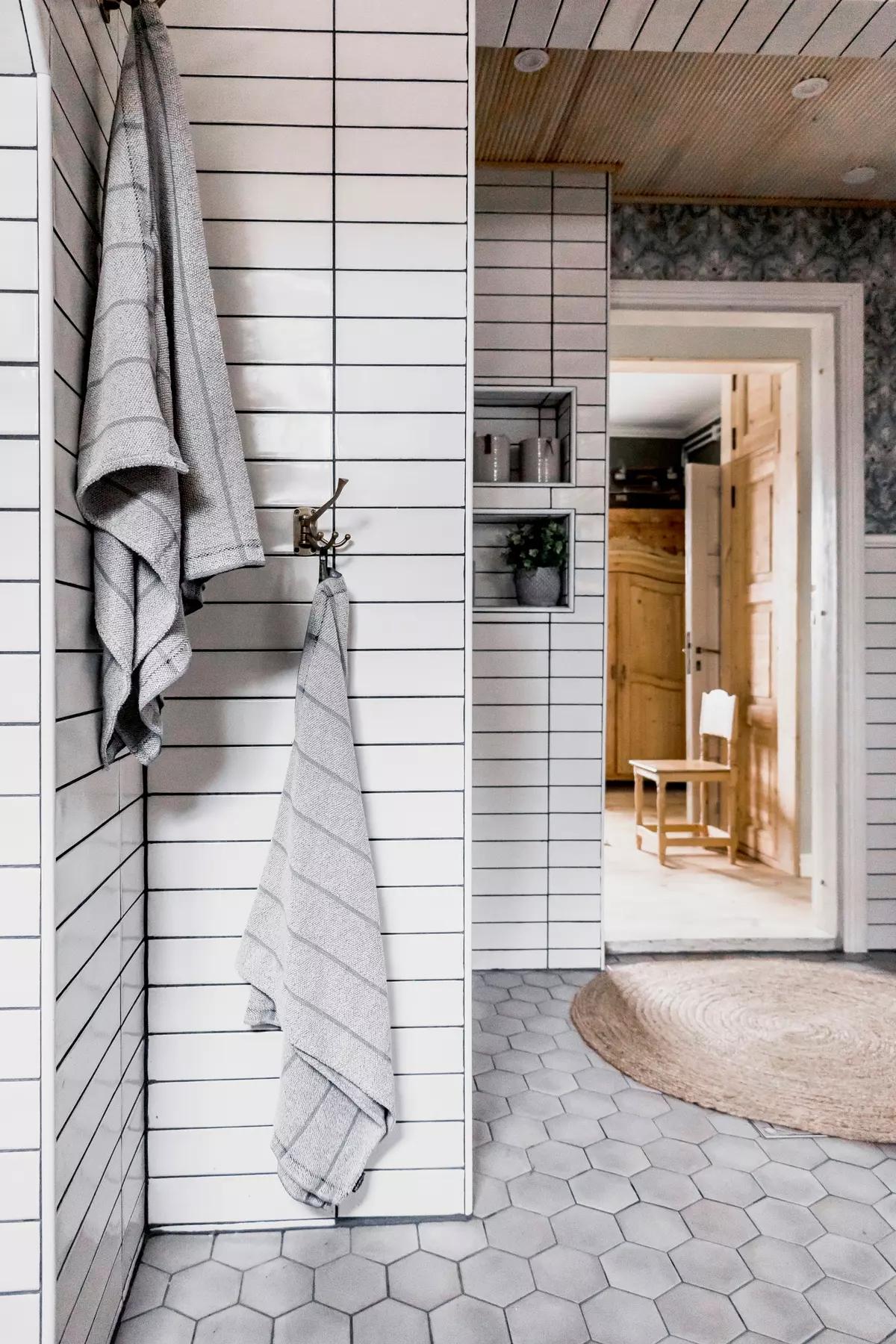 Real-life Scandinavian bathroom