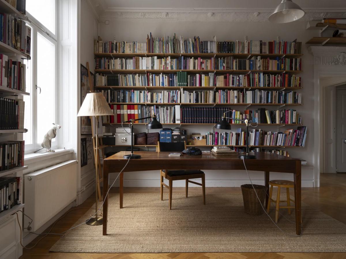 Vintage-style home office with bookshelves in Sweden