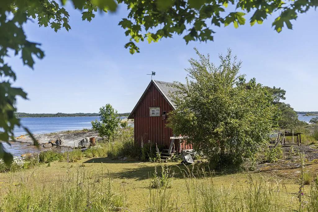 Yard with shed and outdoor sauna at a Swedish island home