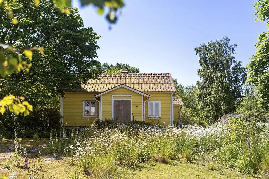 Pale yellow 1929 Swedish cottage 