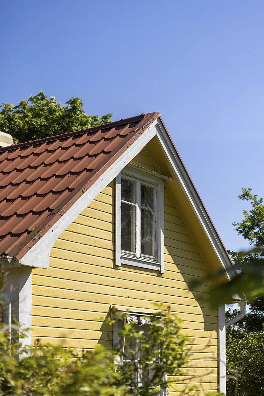 Pale yellow Swedish cottage 