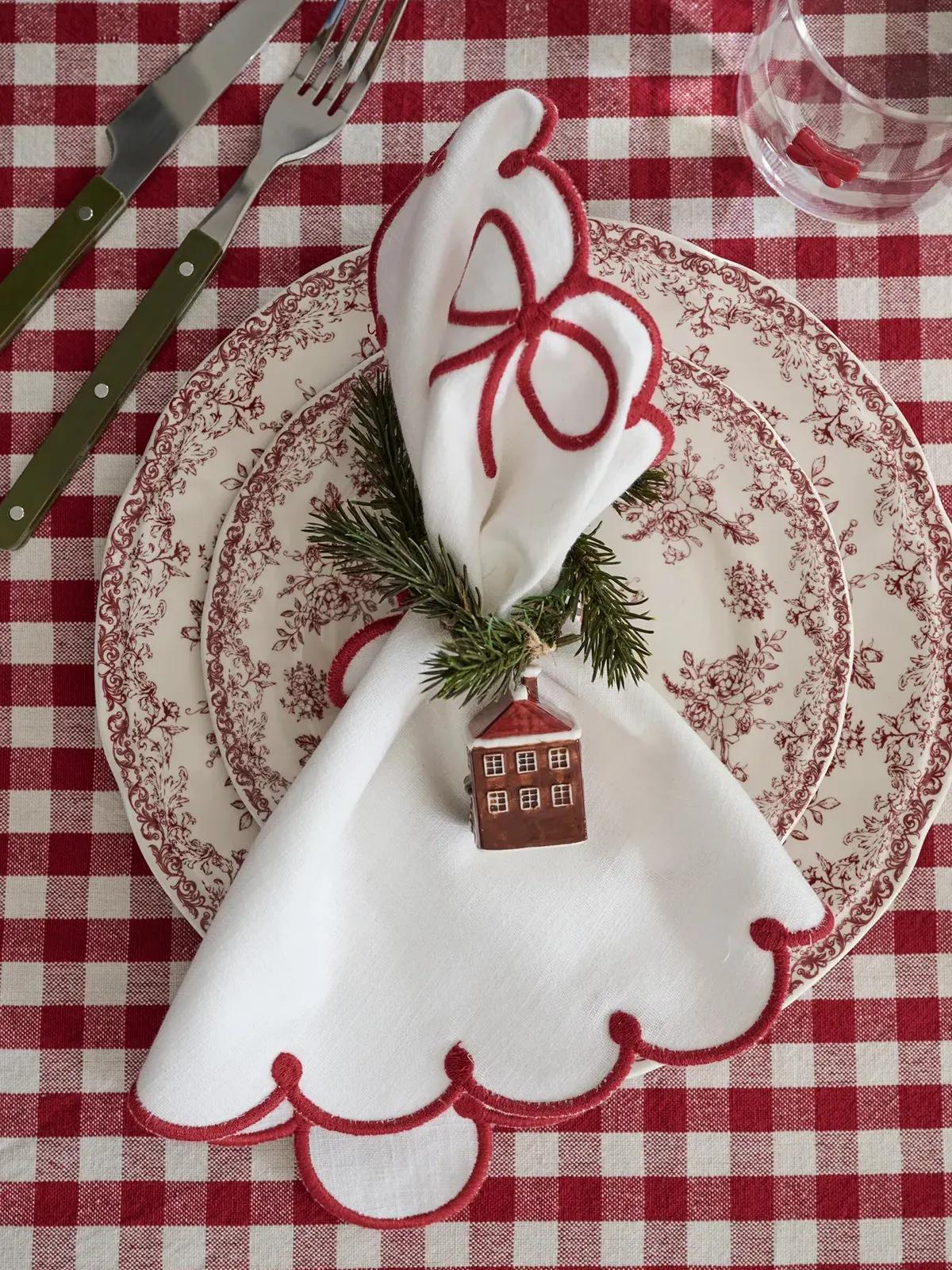 Red-and-white tablecloth with napkins and Christmas motifs