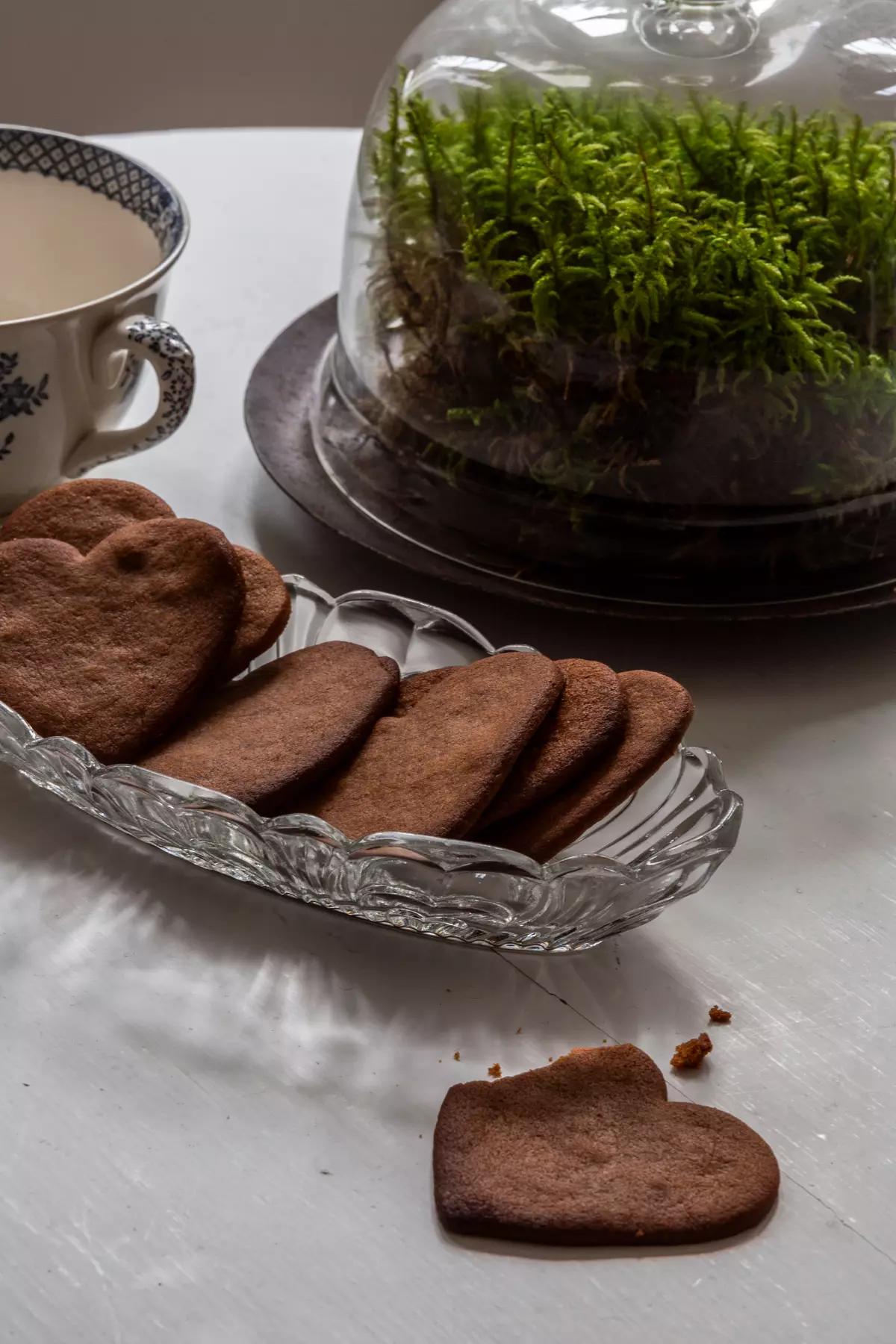 Cookies on a crystal plate