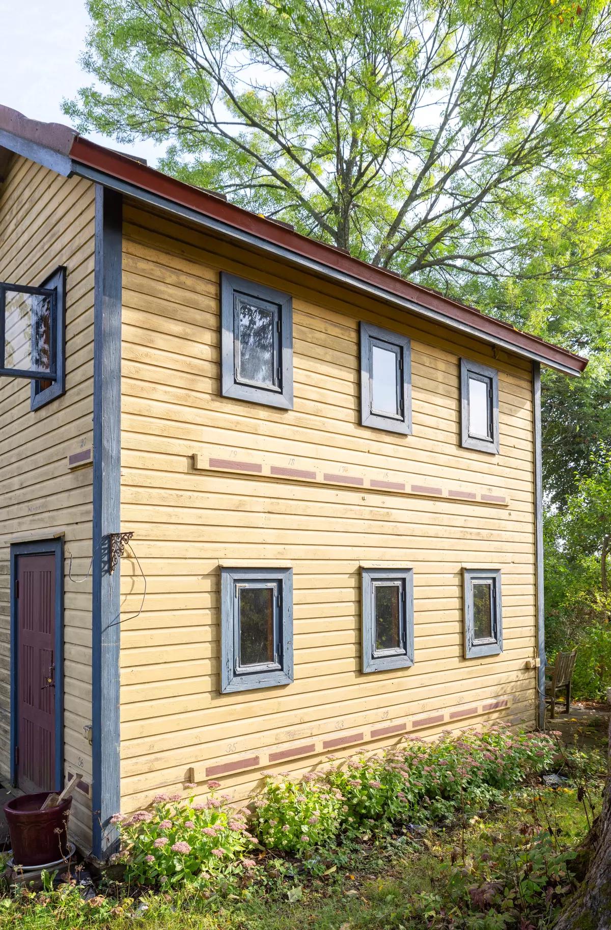 Wooden bee pavilion in Finland